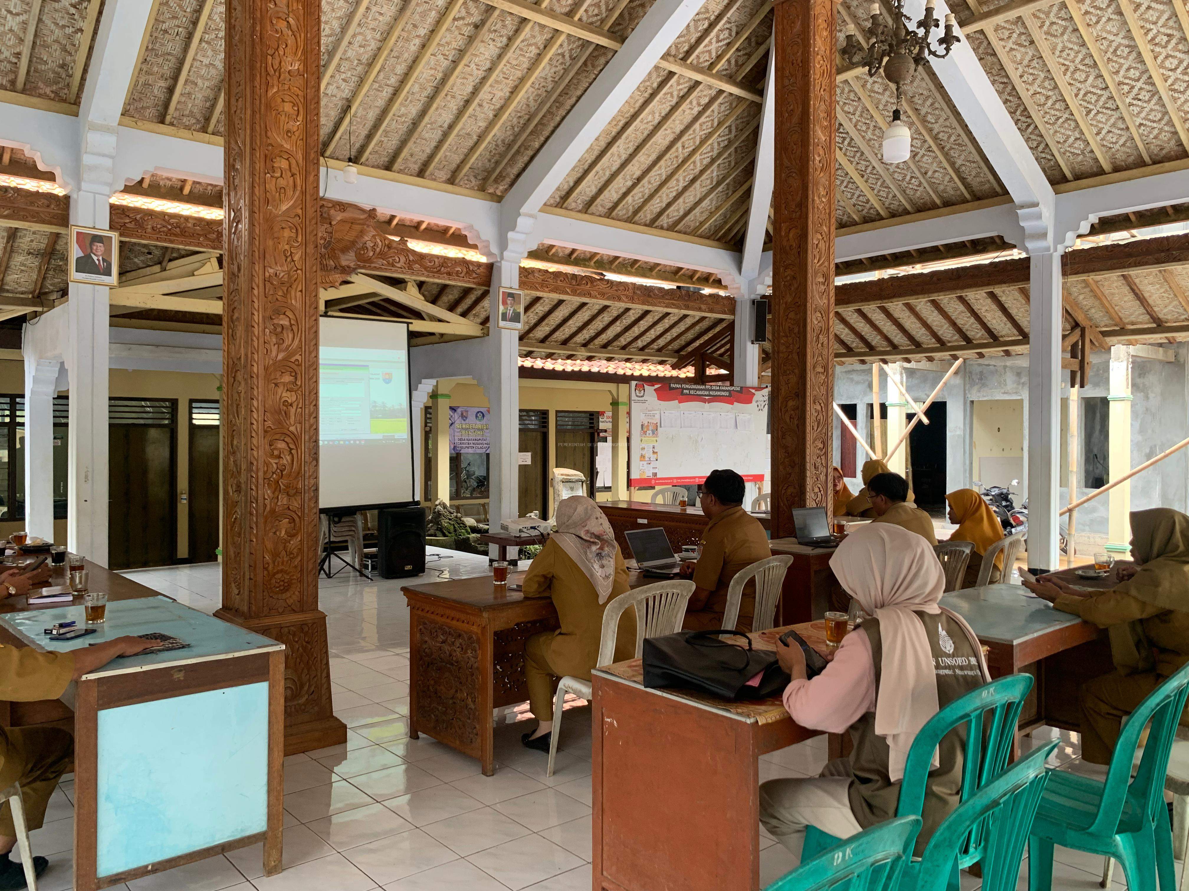 BIMBINGAN TEKNIS PERANGKAT DESA DALAM PENGGUNAAN APLIKASI SISKEUDES, DESA KARANGPUTAT KABUPATEN CILACAP